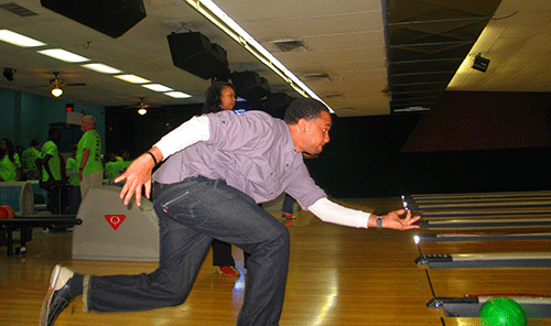 Stephen D. Anderson, 34, Meramac TRIO adviser, rolls his bright green ball down the bowling lane. (Photo by DeJuan Baskin)