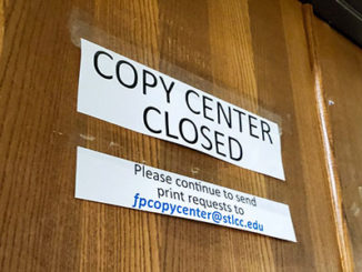 A sign notifies that Forest Park’s print shop in D Tower is closed. (Photo by Mackenzie Gregory)