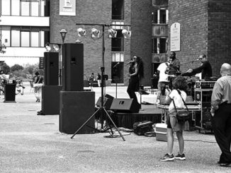 Lead singer Taynka MiMi performs with the band Dirty Muggs as part of Welcome Week on the Forest Park quad. (Photo by George Estes)
