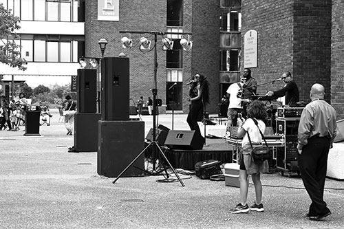  Lead singer Taynka MiMi performs with the band Dirty Muggs as part of Welcome Week on the Forest Park quad. (Photo by George Estes)